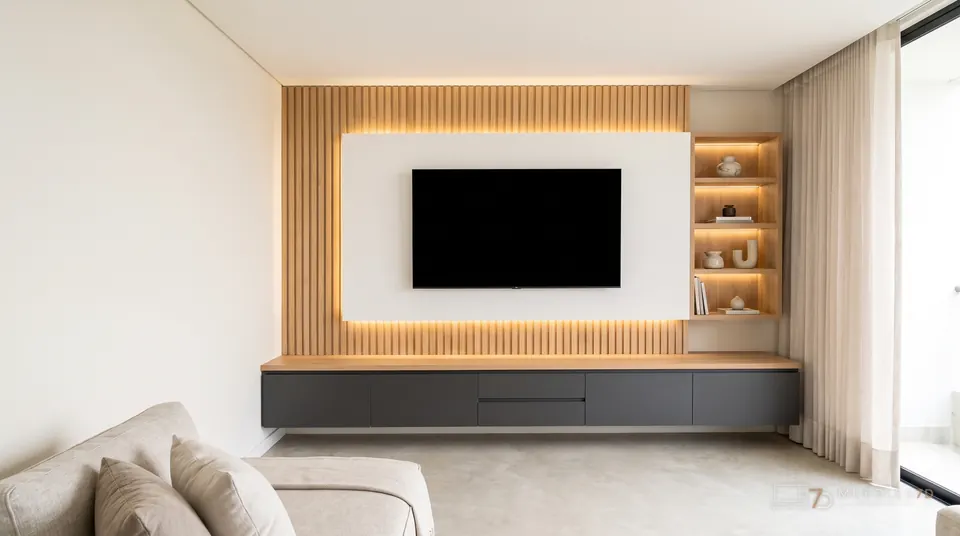 Centro de TV a medida con listones de roble y mueble flotante, diseñado por Muebles7D en Bucaramanga