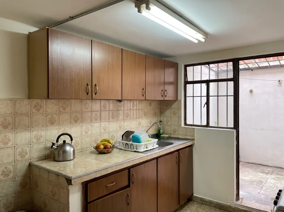 Cocina pequeña renovada en Bucaramanga — antes