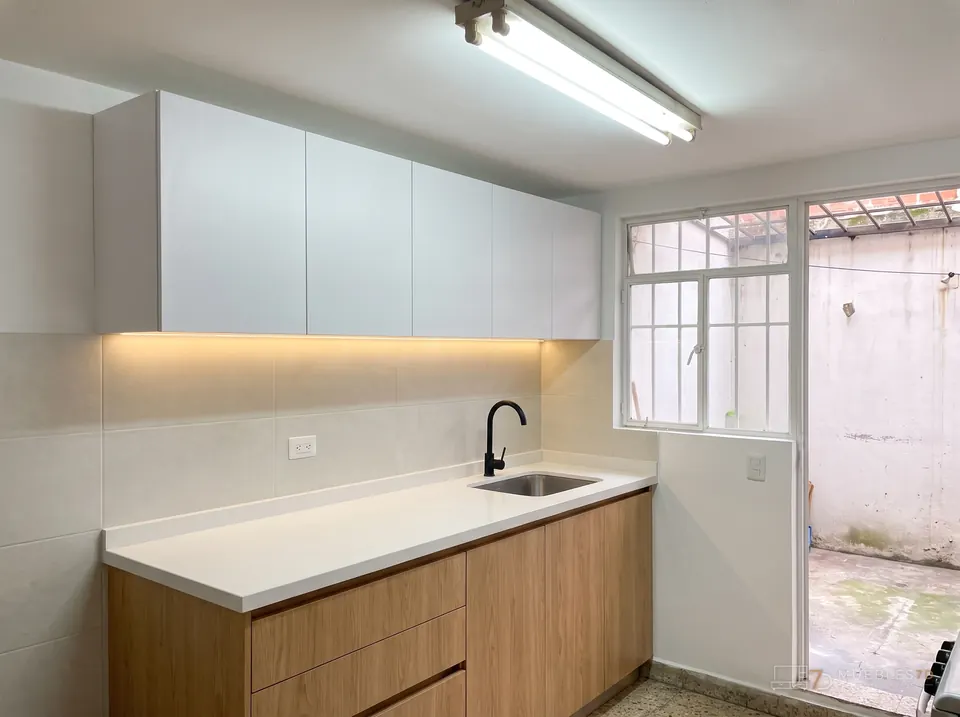 Cocina pequeña renovada en Bucaramanga — después
